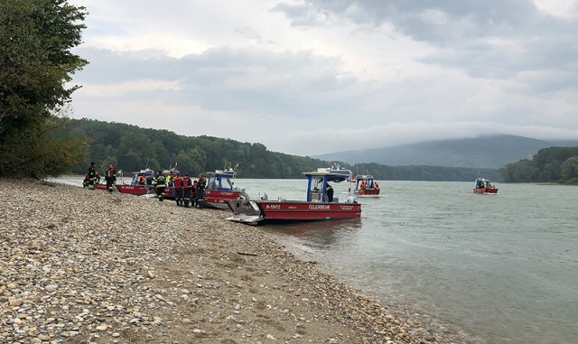 Treibende Personen im Wasser